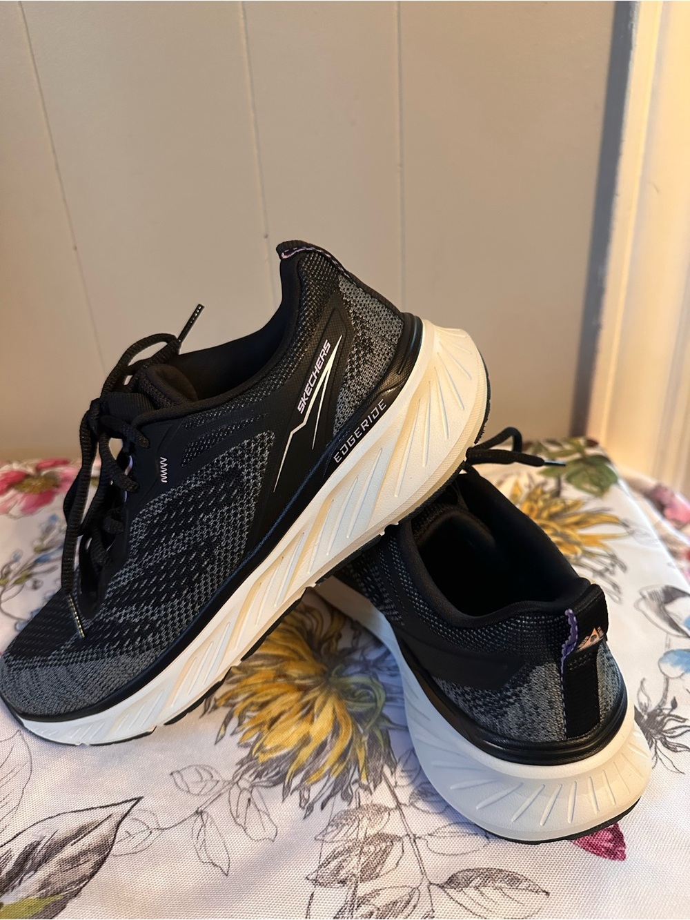 Skechers Women’s Black and Gray Edge Ride Athletic Sneakers